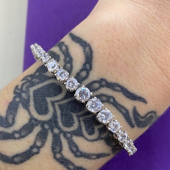 💛 Elegant Sterling Silver Graduating CZ Tennis Bracelet - Picture 2 of 7